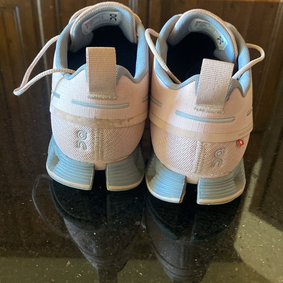 ON Ladies waterproof running shoes Size 9.5 in dusty rose - Picture 2 of 6